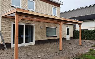 Houten terrasoverkapping gereed Lelystad