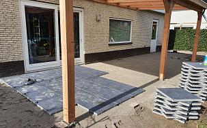 Aanleg terras met keramische tegels
